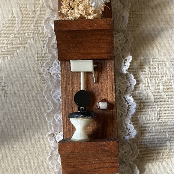 Adorable 1970s retro handmade wooden miniature shelf perfect for a bathroom - Picture 10 of 11